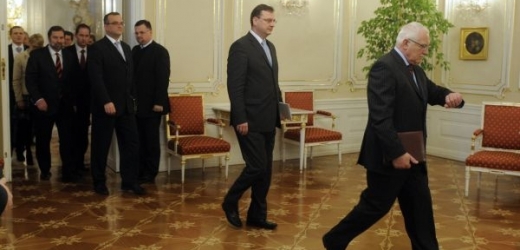 Václav Klaus a zástupci koalice na schůzce, při níž byla/nebyla uzavřena dohoda.