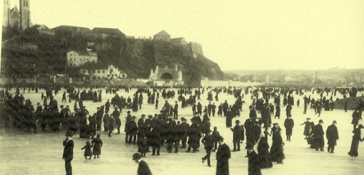 Odklízení sněhu z pražských chodníků se stalo příčinou stávky domovníků, která byla vyhlášena v Praze 5. ledna 1911. Jen na zamrzlé Vltavě sníh a led nikomu nevadil.