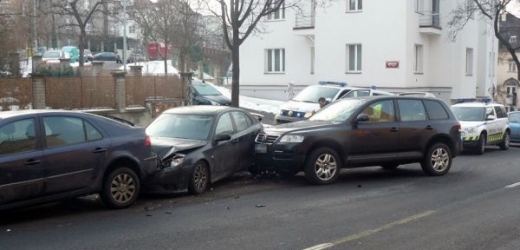 Opilý třiatřicetiletý řidič narazil do čtyř zaparkovaných aut.
