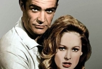 Sean Connery a Ursula Andressová v roce 1962 a dnes.