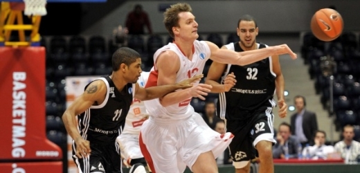 Basketbalisté Nymburka (v bílém).