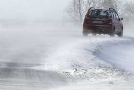 Nafoukaný sníh na cestách komplikuje dopravu.