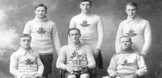 Legendární tým Oxford Canadiens. Ten 6. ledna 1911 rozdrtil Čechy 12:0. Historický snímek týmu je převzat z kanadské Wikipedie. 