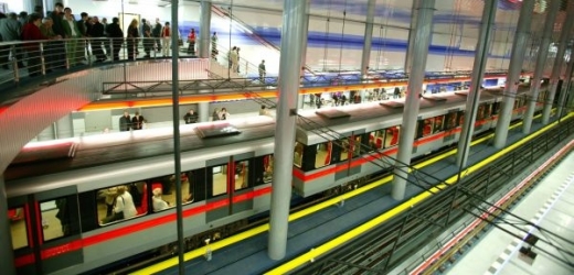 Modernější stanice pražského metra už vodicí drážky pro nevidomé mají a ve starších stanicích se postupně dobudovávají (ilustrační foto).