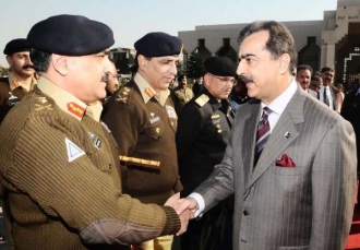 Premiér Gilání s vojáky u indické hranice.