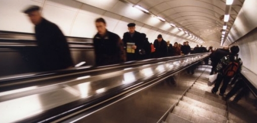 Neznámí muži přepadli stařenku u východu z metra (ilustrační foto).