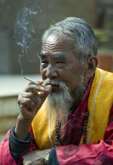 Číňani představují třetinu světových kuřáků.
