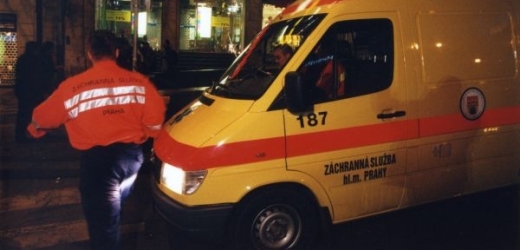 Podnapilí muži napadli řidiče sanitky záchranné služby (ilustrační foto).