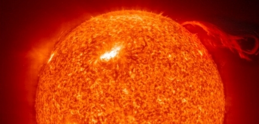 Povrch Slunce je chladnější než jeho vnější atmosféra. Jak je to možné?