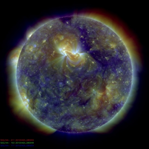 Slunce snímané v extrémně ultrafialové části spektra: červeně oblasti s teplotou kolem 100 000 °C, modře 800 000 °C, zeleně 2 000 000 °C.