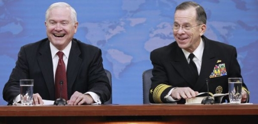 Ministr obrany Robert Gates a  admirál Mike Mullen na tiskové konferenci oznamují škrty.