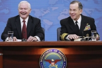 Ministr obrany Robert Gates a  admirál Mike Mullen na tiskové konferenci oznamují škrty.