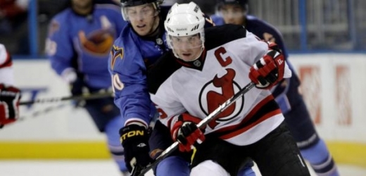 Jamie Langenbrunner (v bílém) opouští New Jersey Devils.