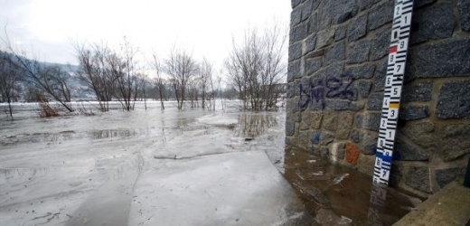 Z Berounského nadjezí se kvůli průtoku většího množství vody v řece utrhla ledová celina.
