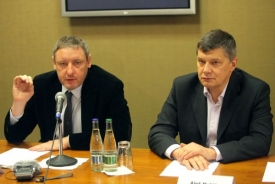 Aleš Hušák (vpravo) se tlaku na převzetí brání, pomoci mu má Martin Ulčák.