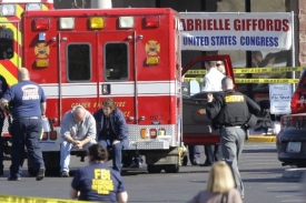 Po střelci zůstalo několik lidí vážně zraněných, kongresmanka je v kritickém stavu.