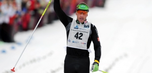 Vítěz Anders Aukland z Norska v cíli.