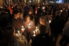Amerika v šoku. Lidé ve Phoenixu zapalovali za kongresmanku svíčky.