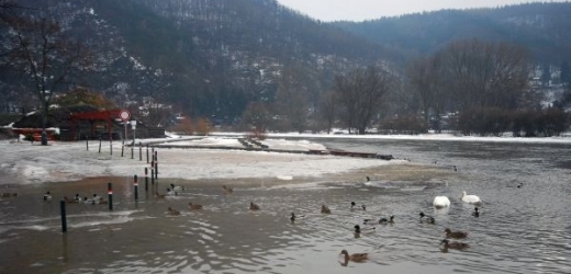 Hladina řeky Berounky kvůli oblevě stoupla a voda v Černošicích-Mokropsech u Prahy zaplavila část náplavky. 
