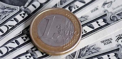 Jednotná evropská měna euro se propadá vůči dolaru.