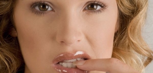 Okusováním nehtů se do těla dostane větší množství bakterií.