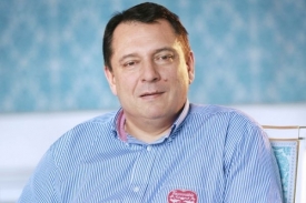 Jiří Paroubek poukazuje na to, že Komárek byl dlouholetým členem KSČ.