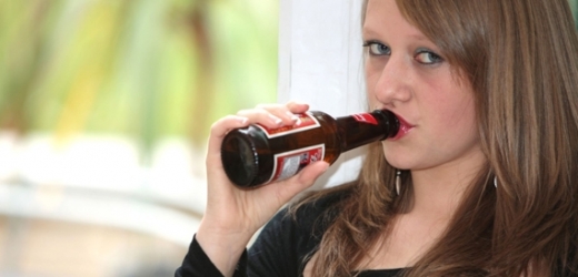 Protidrogový plán zahrnuje přísné sankce za nalévání alkoholu mladistvým a důraznější prevenci (ilustrační foto).