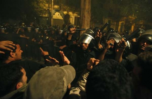 Egyptská policie tluče kopty při jejich protestech po masakru u křesťanského kostela.