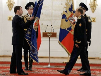 Medveděv předává novou zástavu tajné službě FSB (prosinec 2010).