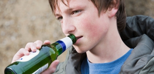Vláda projednává plán, který má zpřísnit postihy za rozlévání alkoholu nezletilcům (ilustrační foto).