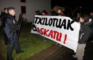 Baskové protestují proti zatčení příslušníků ETA ve Francii.