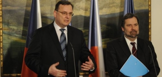 Premiér Petr Nečas (vlevo) a ministr vnitra Radek John.