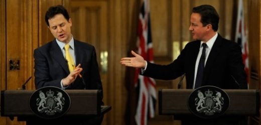 Předseda liberálních demokratů a vicepremiér Nick Clegg (vlevo) a předseda konzervativců premiér David Cameron během tiskové konference.