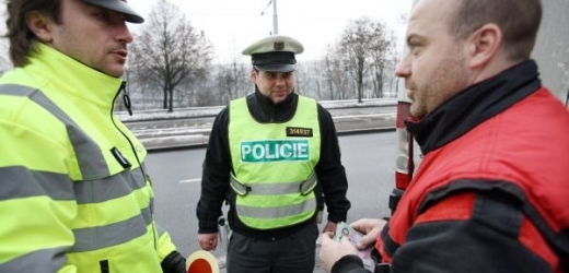Lidé často nevědí, co mohou dělat, když jim chce policejní hlídka udělit pokutu za dopravní přestupek (ilustrační foto).