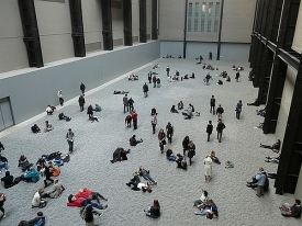 Lidé v záplavě keramických slunečnicových semínek v Tate Gallery.