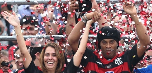 Ronaldinho (vpravo) při vítání s prezidentkou Flamenga.