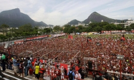 Ronaldinha vítalo dvacet tisíc fanoušků.