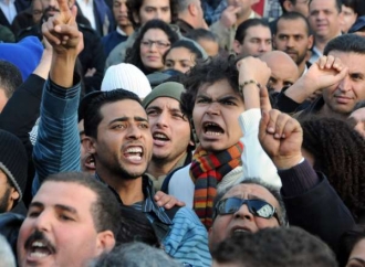 Rozzlobení Tunisané na demonstraci v hlavním městě.