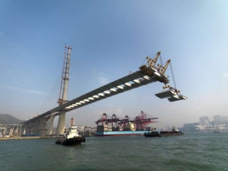 Ruský obr na vzestupu - stavba mostu v Hongkongu.
