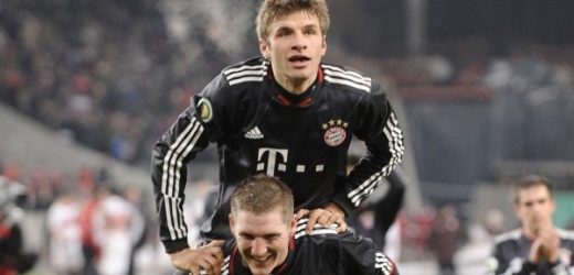 Thomas Müller (nahoře) a Sebastian Schweinsteiger z Bayernu Mnichov.