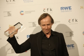 Karel Roden převzal ocenění za nejlepší mužský herecký výkon ve vedlejší roli.