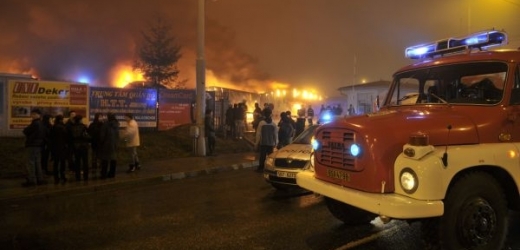 Rozsáhlý požár večer zachvátil prostory brněnské tržnice v Olomoucké ulici.