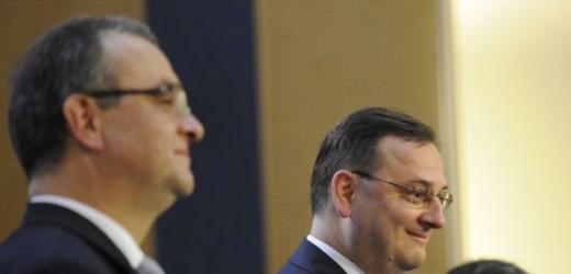 Zleva ministr financí Miroslav Kalousek, premiér Petr Nečas a ministr vnitra Radek John.