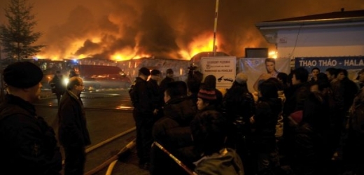 Hasiči zasahovali u požáru v Brně celou noc.