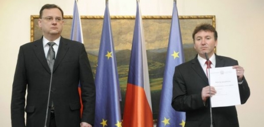 Premiér Petr Nečas s prezidentem České lékařské komory Milanem Kubkem.