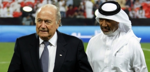 Prezident FIFA Joseph Blatter (vlevo) a prezident Asijské fotbalové konfederace Bin Hammám