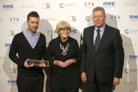 Cenu za Nejlepší film předali producentu Vrtatislavu Šlajerovi Eva Zaoralová a Jiří Besser.