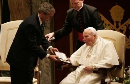 Jan Pavel II. dostává Mírovou medaili od amerického prezidenta Bushe.