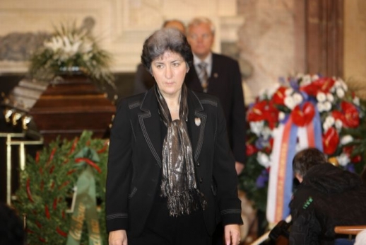 Místopředsedkyně Senátu Alena Gajdůšková na pohřbu Jiřího Dienstbiera.