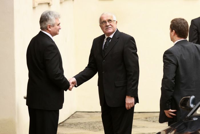 Prezident Václav Klaus přichází na rozloučení s Jiřím Dienstbierem.
